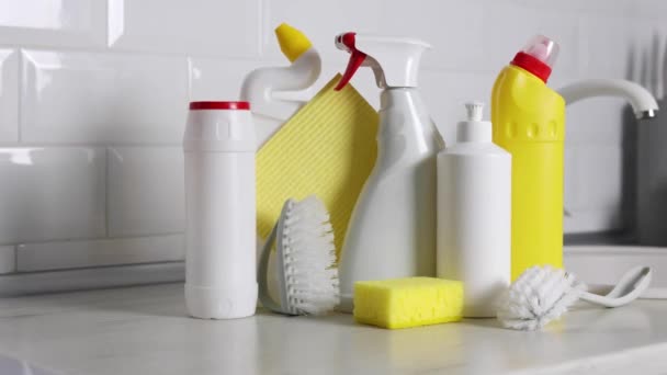 ホームインテリアの背景に異なる洗浄と消毒製品のセット 高品質4K映像 — ストック動画