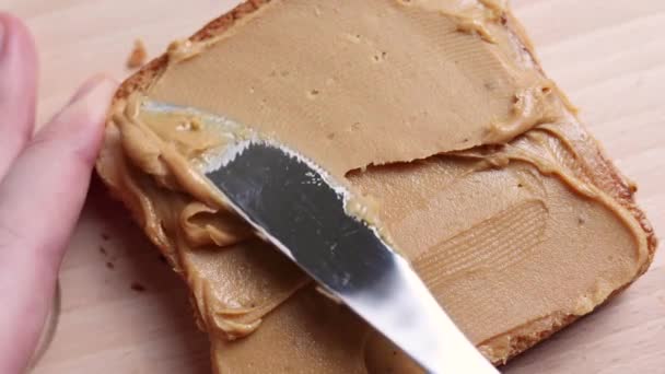 Mulher Preparando Torrada Com Deliciosa Manteiga Amendoim Imagens Alta Qualidade — Vídeo de Stock