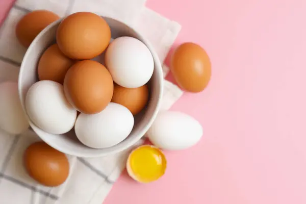 色付きの背景に新鮮な農場の卵 高品質の写真 — ストック写真