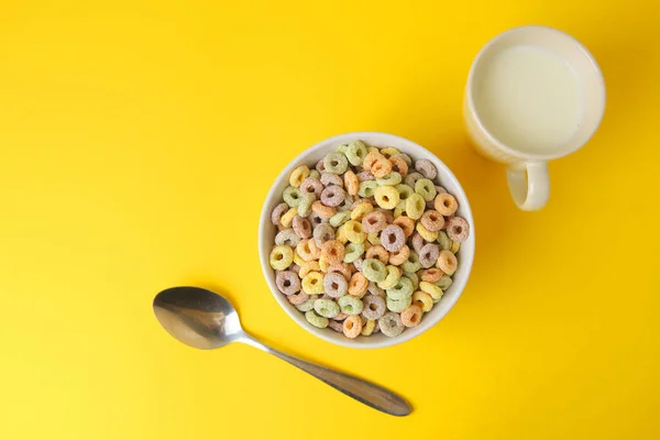 早餐用五彩斑斓的玉米圈 — 图库照片