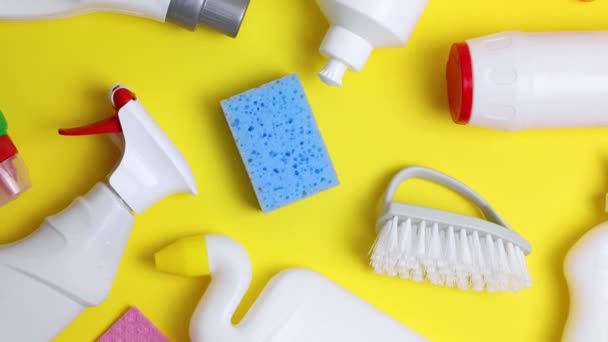 Conjunto Diferentes Produtos Limpeza Desinfetante Sobre Fundo Colorido Imagens Alta — Vídeo de Stock