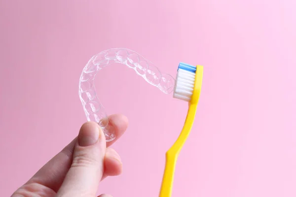 Plastik dizgiyi diş fırçasıyla temizliyorum. Yüksek kalite fotoğraf