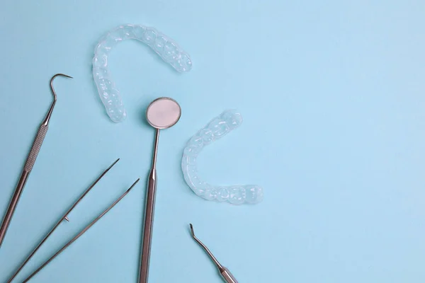 Alineadores Plástico Transparentes Herramientas Dentistas Sobre Fondo Color Foto Alta —  Fotos de Stock