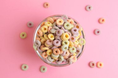 Kahvaltı için çok renkli mısır halkaları. 