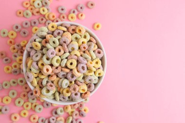 Kahvaltı için çok renkli mısır halkaları. 