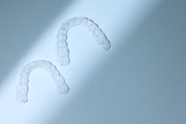 Renkli bir arka planda şeffaf plastik diş hizalayıcıları. Yüksek kalite fotoğraf