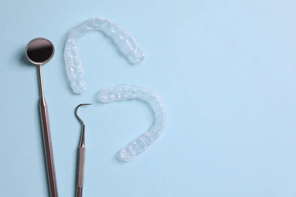 Alineadores Plástico Transparentes Herramientas Dentistas Sobre Fondo Color Foto Alta —  Fotos de Stock