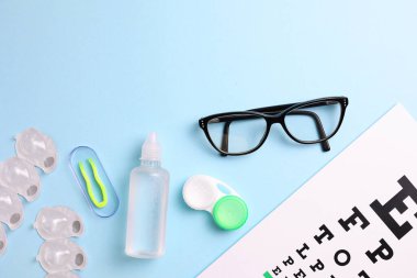 Vizyon test masası, renkli arka planda gözlük ve kontak lensler. Yüksek kalite fotoğraf