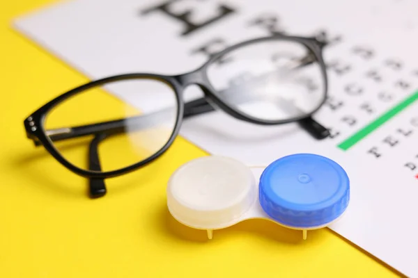 Tabell Kontrollere Syn Kontaktlinser Briller Med Farget Bakgrunn Bilde Høy – stockfoto