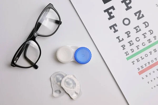 Vizyon Test Masası Beyaz Arka Planda Gözlük Kontak Lensler Yüksek — Stok fotoğraf