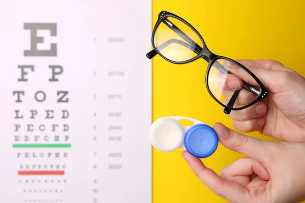 色の背景を持つビジョン コンタクトレンズ 眼鏡をチェックするためのテーブル 高品質の写真 — ストック写真