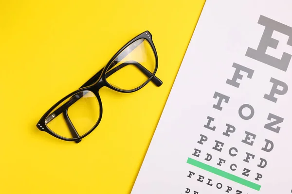 Vizyon Test Masası Renkli Arka Planı Olan Gözlükler Yüksek Kalite — Stok fotoğraf