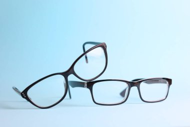 Renkli bir arkaplanda görüş düzeltme gözlüğü ve metin için boşluk. Yüksek kalite fotoğraf