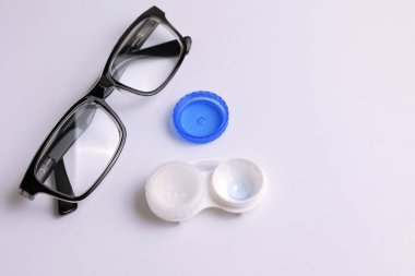 Işık arkaplanı ile görüşü düzeltmek için kontak lensler. - Evet. Yüksek kalite fotoğraf