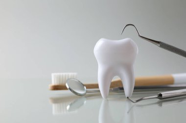 Dişçi konsepti. Işık arkaplanındaki diş ve diş aletlerinin maketi ve metin için yeri var. - Evet. Yüksek kalite fotoğraf