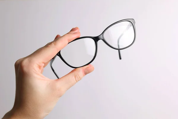 Brille Zur Sehkorrektur Der Hand Auf Farbigem Hintergrund Mit Platz — Stockfoto