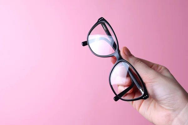 Γυαλιά Για Διόρθωση Όρασης Στο Χέρι Έγχρωμο Φόντο Χώρο Για — Φωτογραφία Αρχείου
