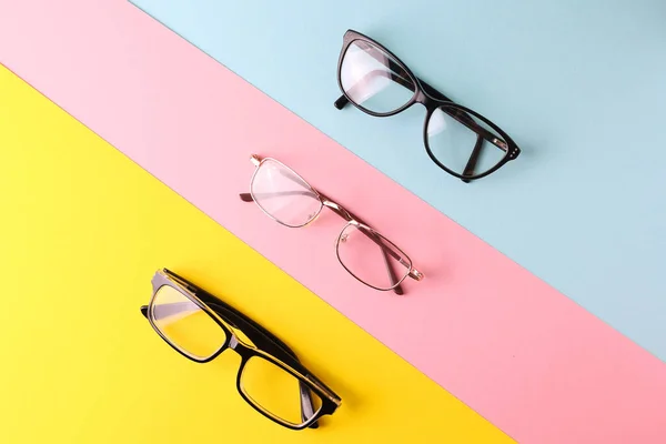 Glasögon För Synkorrigering Färgad Bakgrund Med Utrymme För Text Högkvalitativt — Stockfoto