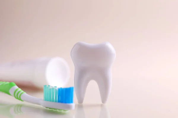 Concept Dentisterie Modèle Une Dent Instruments Dentaires Sur Fond Coloré — Photo