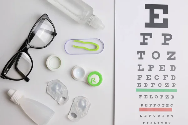 Sehtesttisch Brille Und Kontaktlinsen Auf Weißem Hintergrund Hochwertiges Foto — Stockfoto