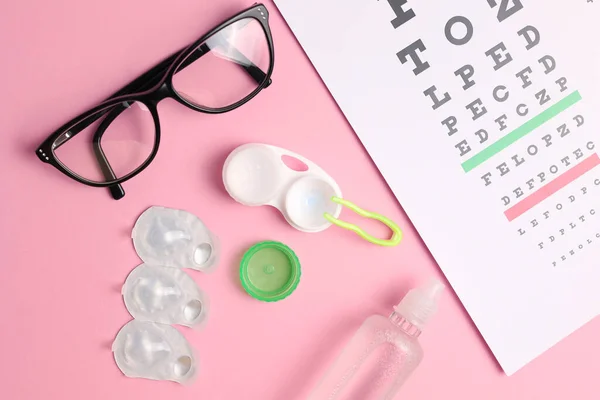 Stół Badań Wzroku Okulary Soczewki Kontaktowe Kolorowym Tle Wysokiej Jakości — Zdjęcie stockowe