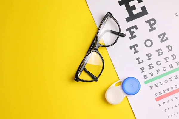 色の背景を持つビジョン コンタクトレンズ 眼鏡をチェックするためのテーブル 高品質の写真 — ストック写真