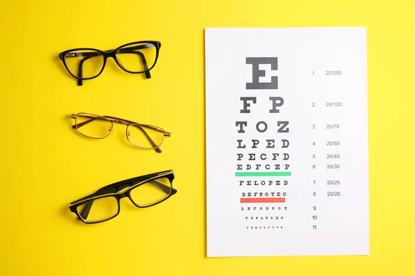 视力测试台和带彩色背景的眼镜 高质量的照片 — 图库照片