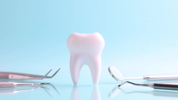 Concetto Odontoiatria Modello Strumenti Dentali Dentali Sfondo Colorato Con Spazio — Video Stock