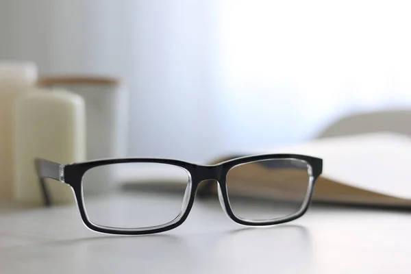 Γυαλιά Για Διόρθωση Της Όρασης Ένα Τραπέζι Στο Εσωτερικό Του — Φωτογραφία Αρχείου