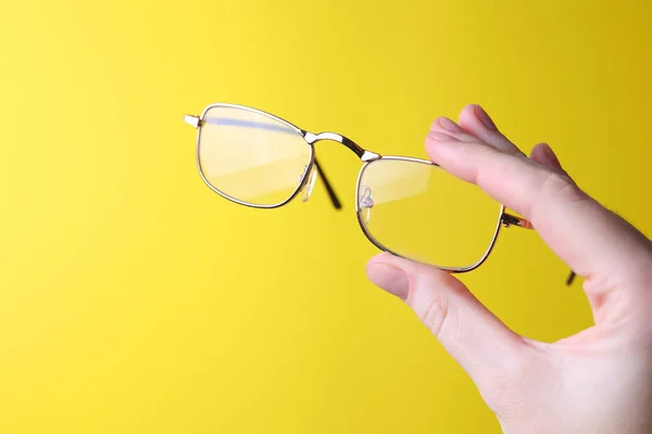 Γυαλιά Για Διόρθωση Όρασης Στο Χέρι Έγχρωμο Φόντο Χώρο Για — Φωτογραφία Αρχείου