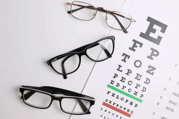 Vizyon Test Masasının Arka Planındaki Görüş Düzeltme Gözlüklerinde Metin Için — Stok fotoğraf