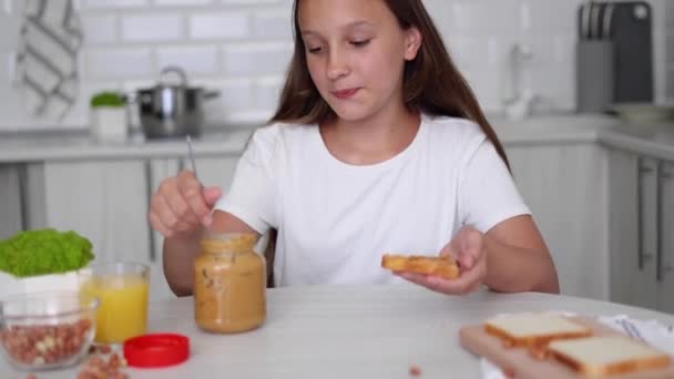 Дівчина Хорошому Настрої Робить Бутерброд Арахісового Масла Кухні Високоякісна Фотографія — стокове відео