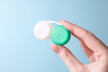 Renkli bir arka planda kontak lens kutusu var. Vizyon düzeltmesi. - Evet. Yüksek kalite fotoğraf