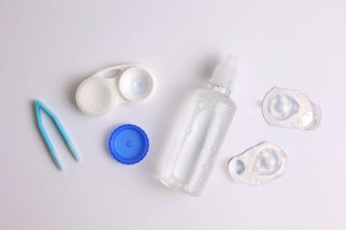 Işık arkaplanı ile görüşü düzeltmek için kontak lensler. - Evet. Yüksek kalite fotoğraf