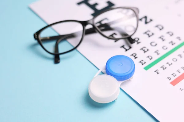Ein Tisch Zur Sichtkontrolle Kontaktlinsen Und Brillen Mit Farbigem Hintergrund — Stockfoto