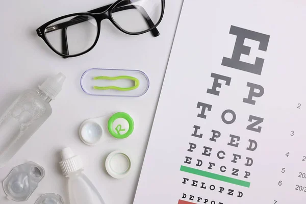 Sehtesttisch Brille Und Kontaktlinsen Auf Weißem Hintergrund Hochwertiges Foto — Stockfoto