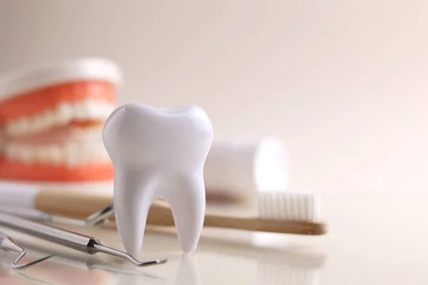 Dişçi konsepti. Renkli bir arkaplanda, yazı için yeri olan diş ve diş aletlerinin modeli. - Evet. Yüksek kalite fotoğraf