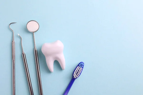 Koncepcja Dentystyczna Model Zęba Przyrządów Stomatologicznych Kolorowym Tle Miejscem Tekst — Zdjęcie stockowe