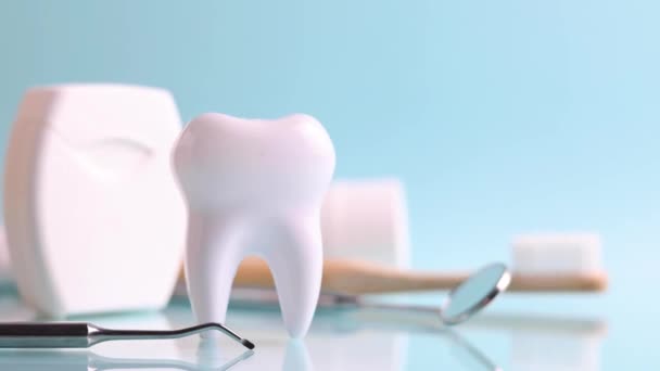 Tandheelkunde Concept Model Van Een Tand Tandheelkundige Instrumenten Een Gekleurde — Stockvideo