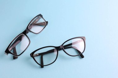 Renkli bir arkaplanda görüş düzeltme gözlüğü ve metin için boşluk. Yüksek kalite fotoğraf