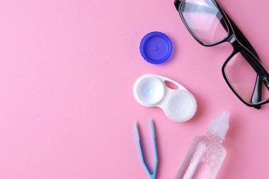 Renk görme düzeltmesi için kontak lensler. - Evet. Yüksek kalite fotoğraf