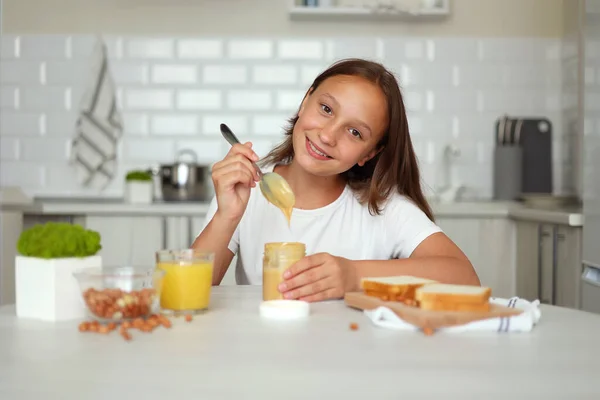 Girl Good Mood Making Peanut Butter Sandwich Kitchen High Quality — Stock Photo, Image