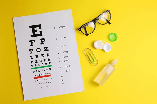 Vizyon Test Masası Renkli Arka Planda Gözlük Kontak Lensler Yüksek — Stok fotoğraf