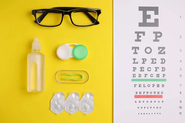 视力测试台 眼镜和彩色背景的隐形眼镜 高质量的照片 — 图库照片