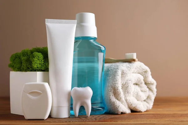 Renkli arka planda ağız temizliği ürünleri ve metin için yer var. Yüksek kalite fotoğraf