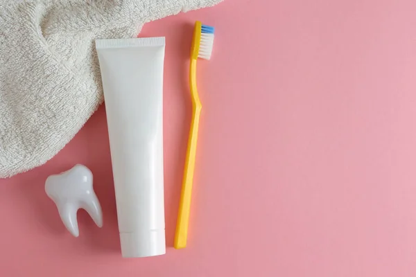 Prodotti Igiene Orale Sfondo Colorato Con Spazio Testo Foto Alta — Foto Stock