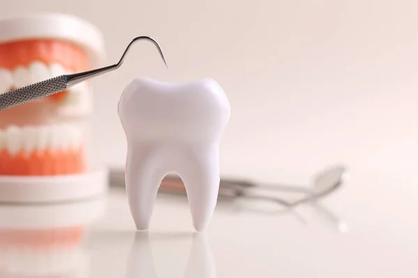 Dişçi konsepti. Renkli bir arkaplanda, yazı için yeri olan diş ve diş aletlerinin modeli. - Evet. Yüksek kalite fotoğraf
