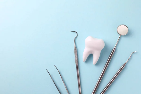 Koncepcja Dentystyczna Model Zęba Przyrządów Stomatologicznych Kolorowym Tle Miejscem Tekst — Zdjęcie stockowe