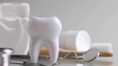 Dişçi konsepti. Renkli bir arkaplanda, yazı için yeri olan diş ve diş aletlerinin modeli. - Evet. Yüksek kalite fotoğraf