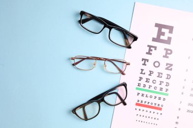 Vizyon test masasının arka planındaki görüş düzeltme gözlüklerinde metin için boşluk var. Yüksek kalite fotoğraf